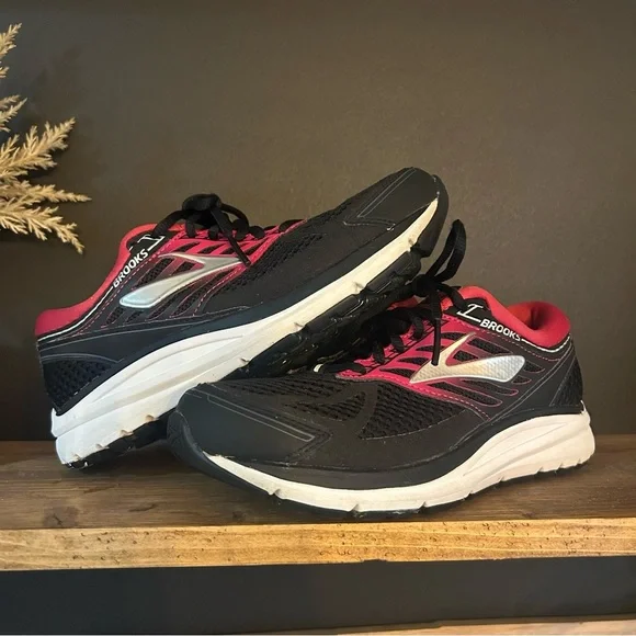 Brooks Women's Black and Red Athletic Sneaker Running Shoes Size 6 - Picture 2 of 7